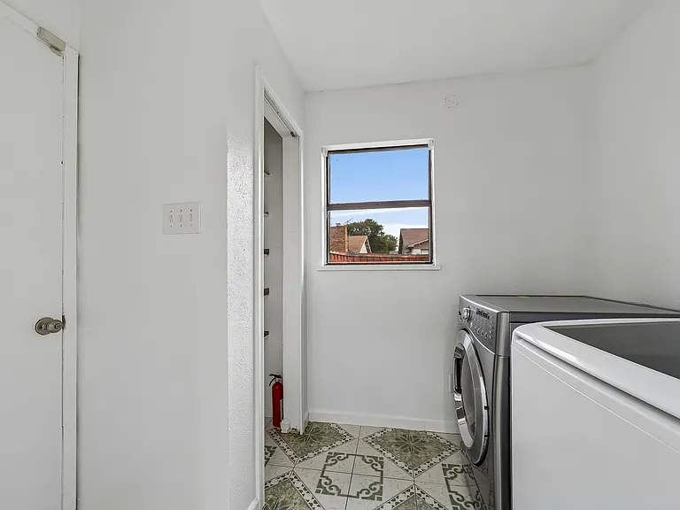 10239 Green Ash Rd — Photo 15