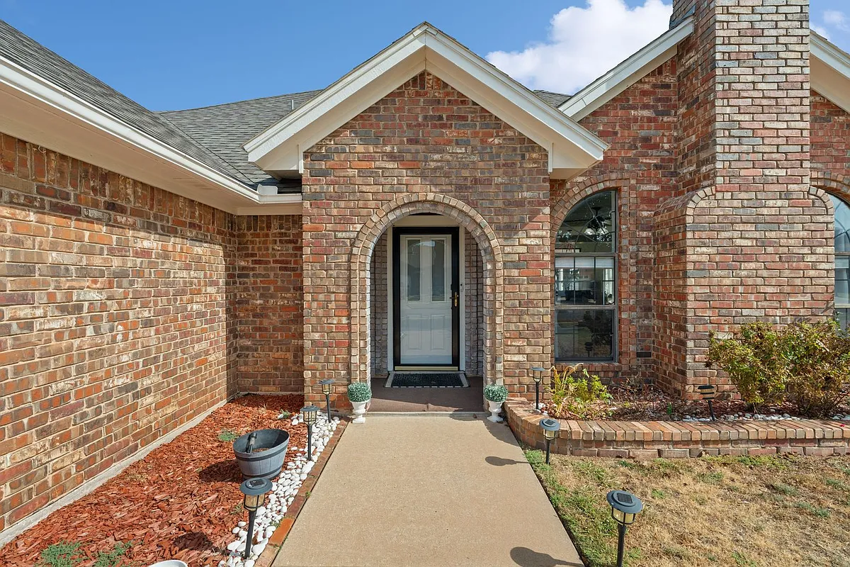 Building Photo - 6807 NW Crestwood Dr