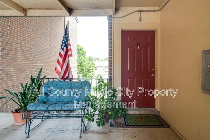 2 bed, 1.0 bath, 1028 sqft, $1,250 — Photo 2