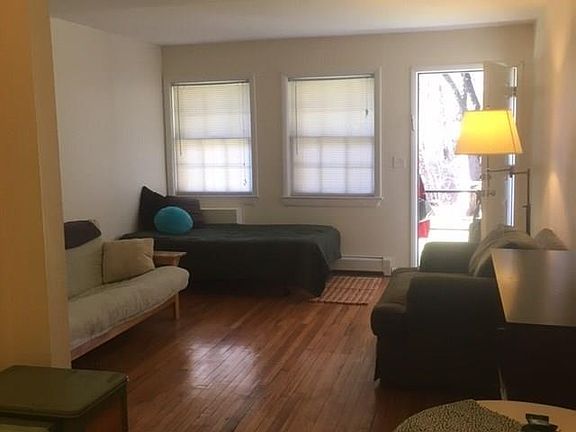 4th image of 46 Huguenot St