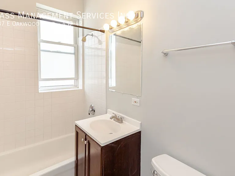 427-39 E Oakwood Blvd — Photo 30