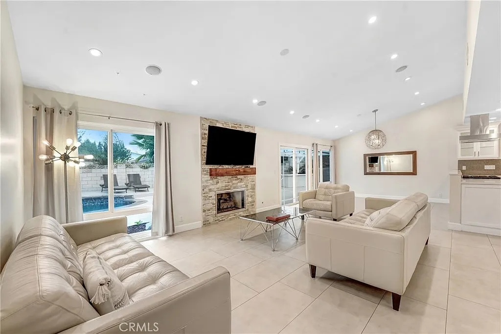 4 bed, 2016 sqft, $6,900 — Photo 3
