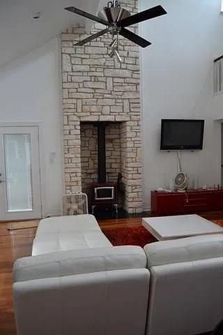 3 bed, 2.5 bath, 2403 sqft, $3,995 — Photo 3