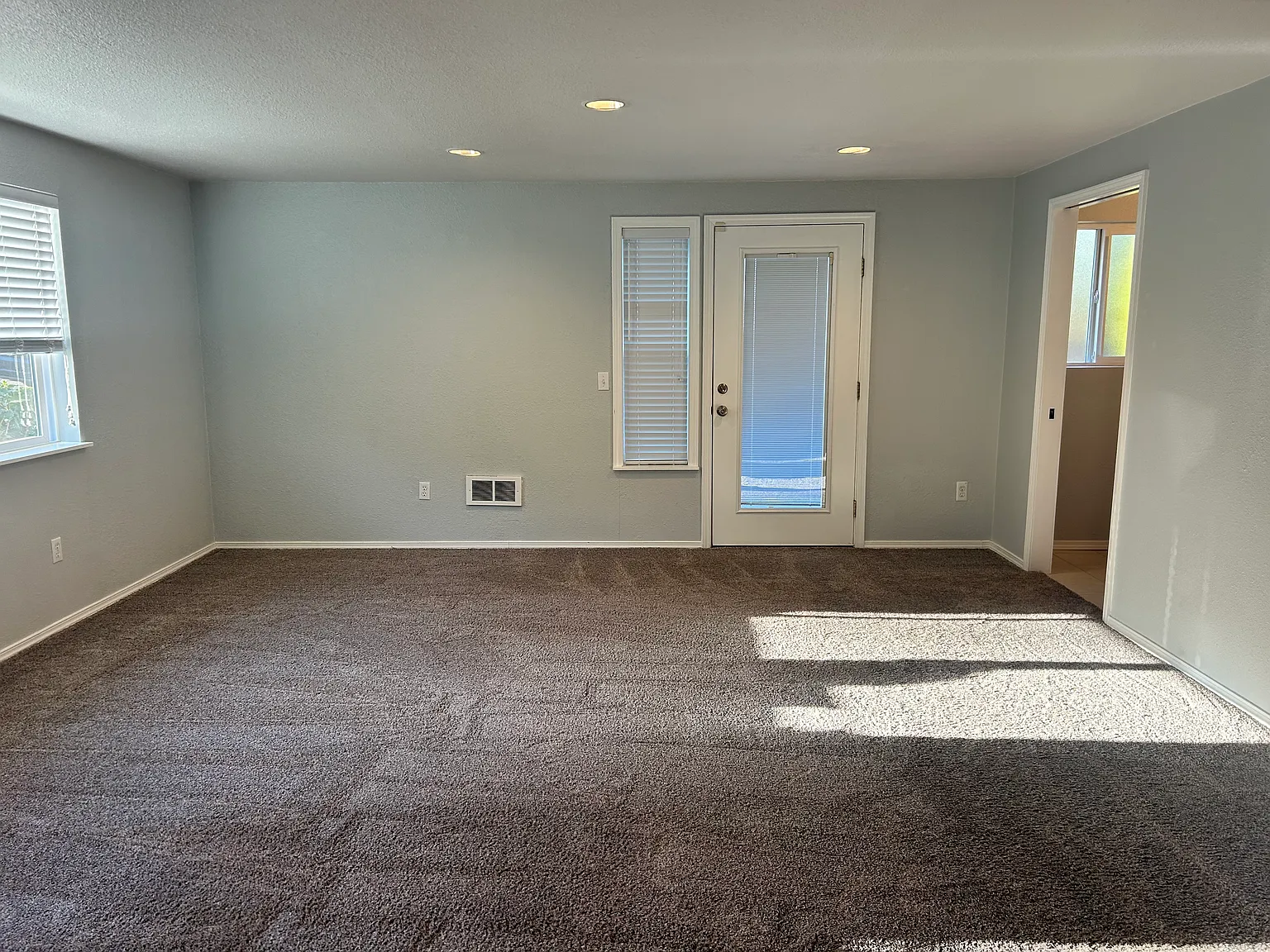 5 bed, 2044 sqft, $1,350 — Photo 2