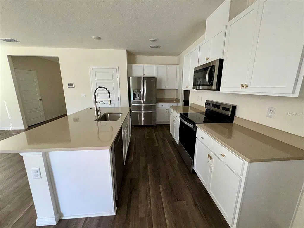 5 bed, 3.0 bath, 2025 sqft, $2,600 — Photo 3