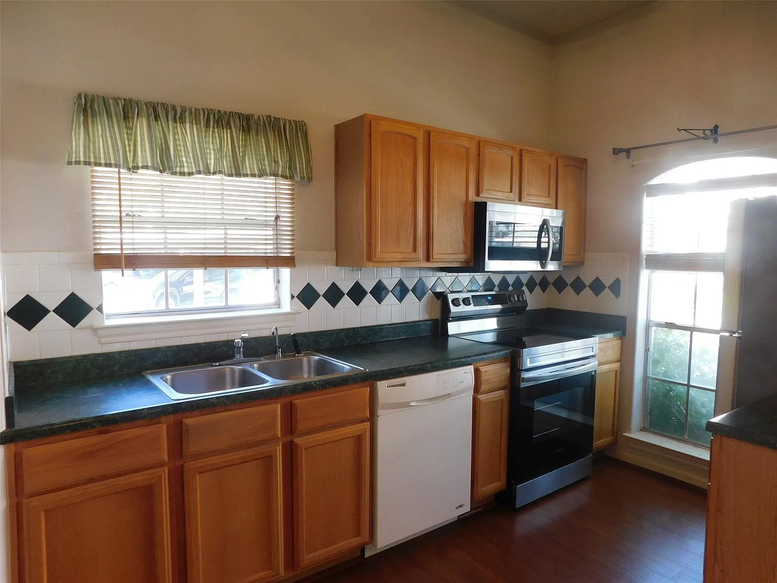 3 bed, 3.0 bath, 1435 sqft, $2,000 — Photo 3