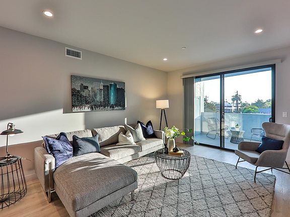 4th image of 900 Wilcox Ave #301