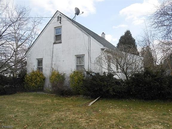 4th image of 590 Ringwood Ave