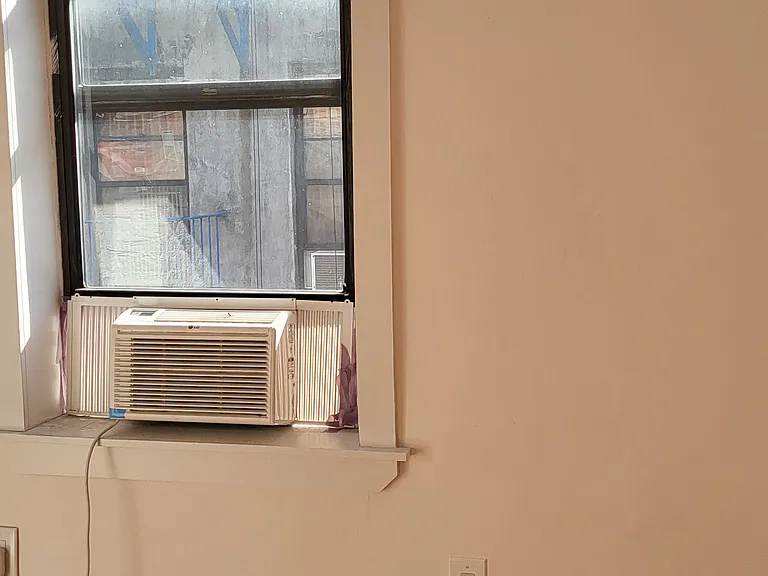 630 E 9th St #20 — Photo 11