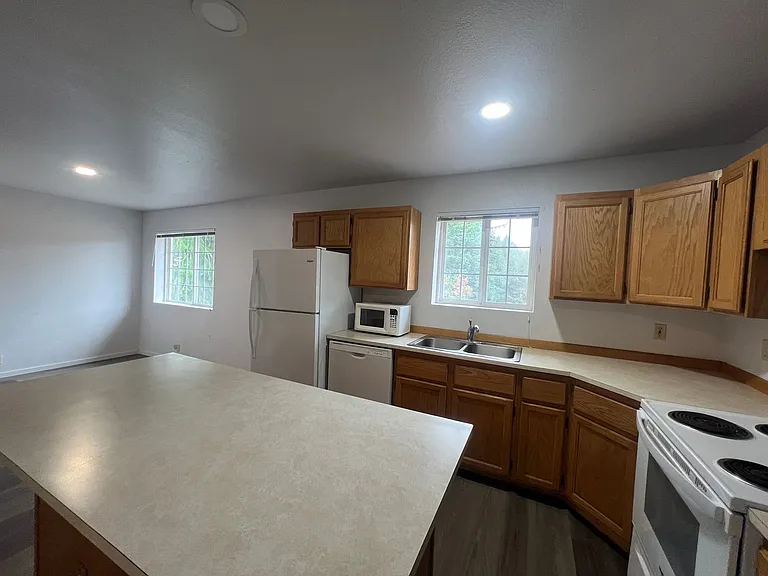 610-620 W Central Blvd — Photo 5