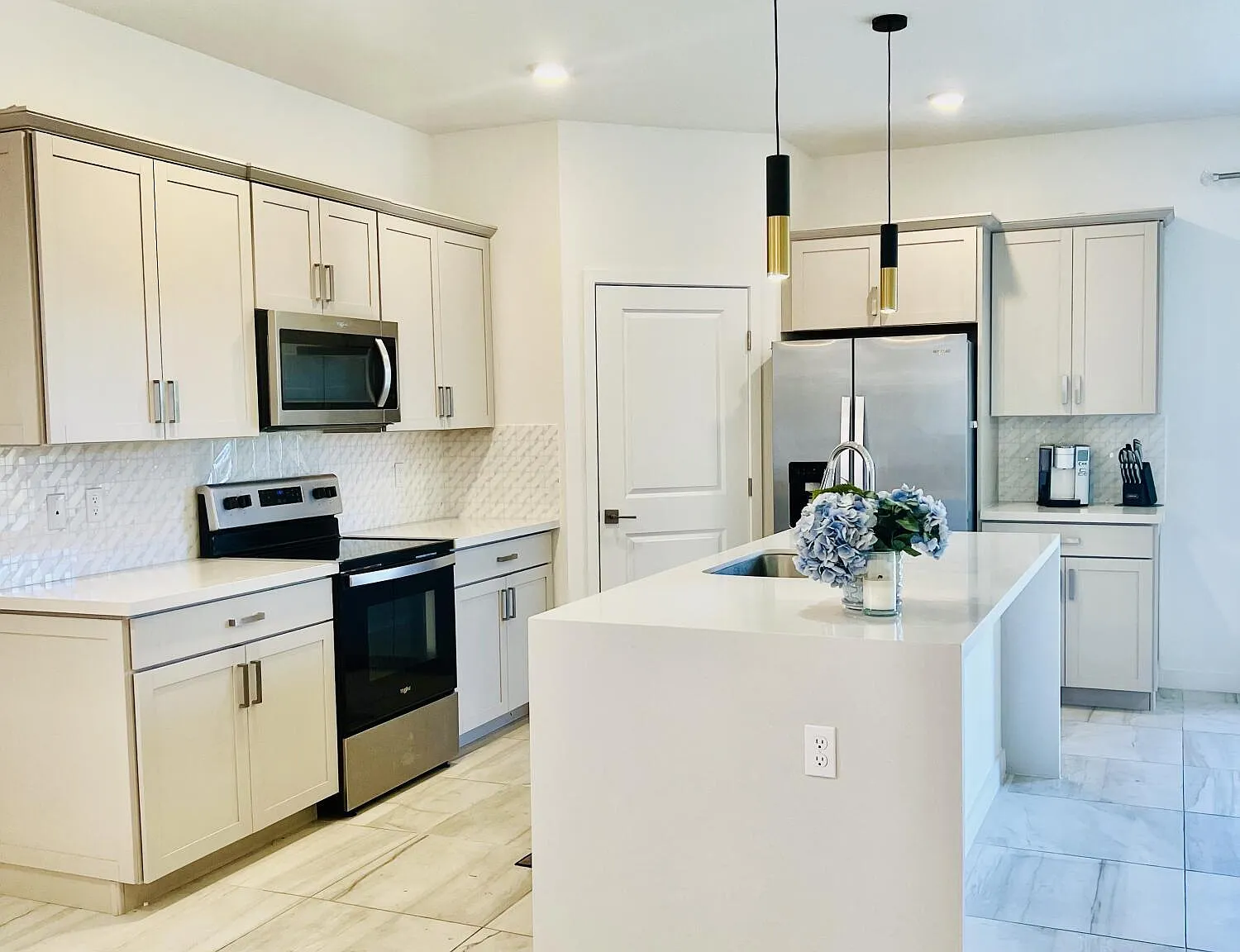 5 bed, 3.0 bath, 2740 sqft, $6,400 — Photo 3