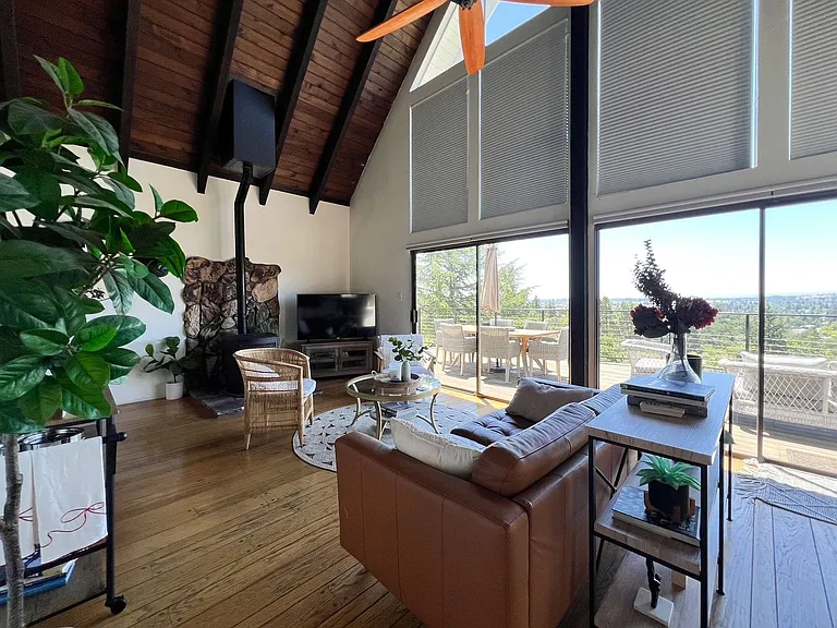 542 E Spring St — Photo 10