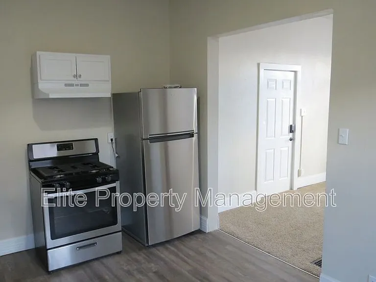 715 W 10th St #1 — Photo 6