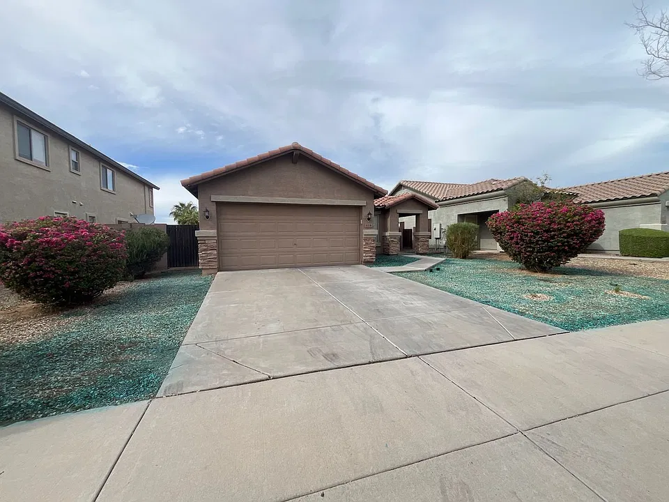 414 S 112th Dr