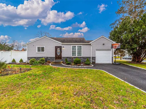 34 Henry Avenue, Selden, NY 11784