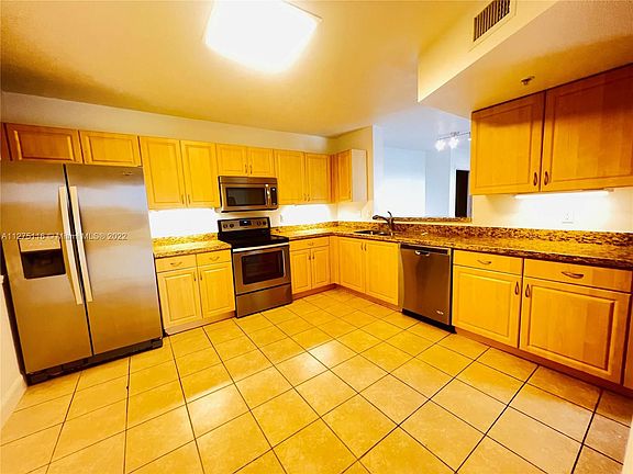 4th image of 529 E Sheridan St #4031
