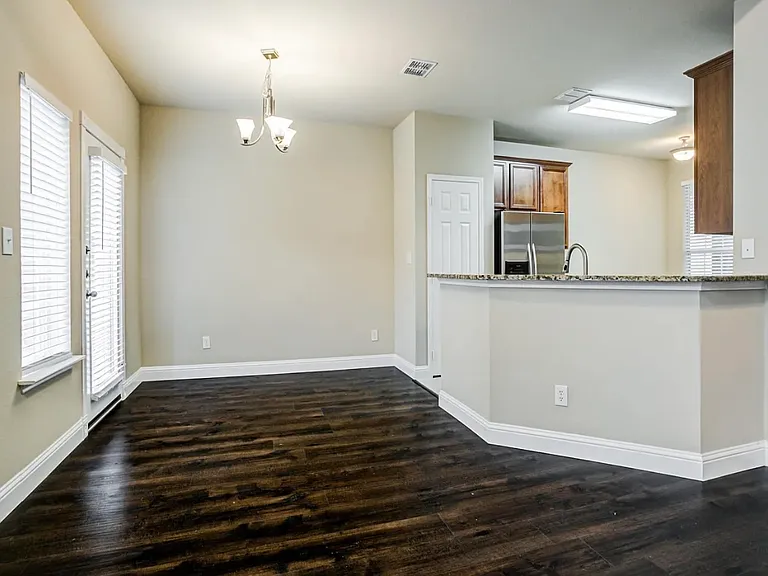 4528 Sycamore Dr — Photo 3