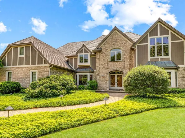 10410 North Pine Ridge CIRCLE, Mequon, WI 53092