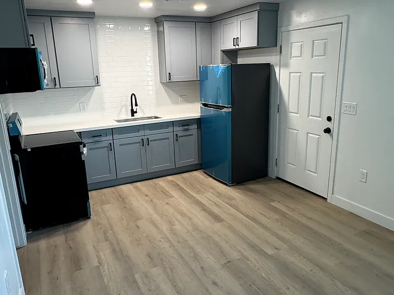 305 S Hobson — Photo 2