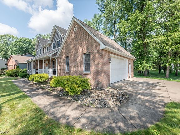 3rd image of 2218 Crestmont Dr