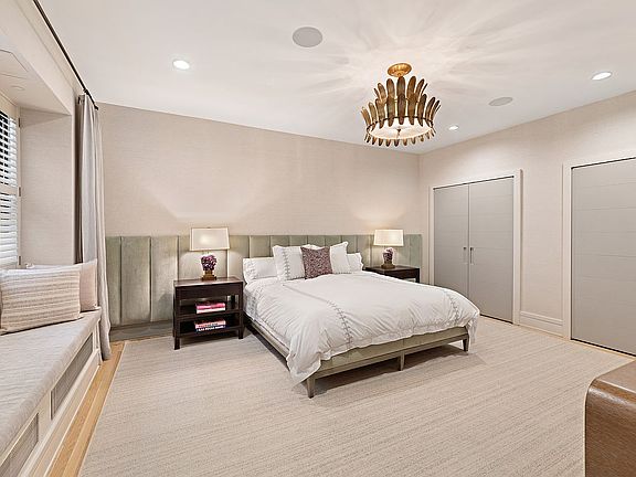 5th image of 31 N Moore St APT 2E