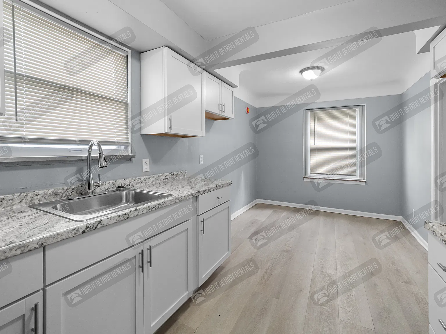 House- Bungalow — Photo 2