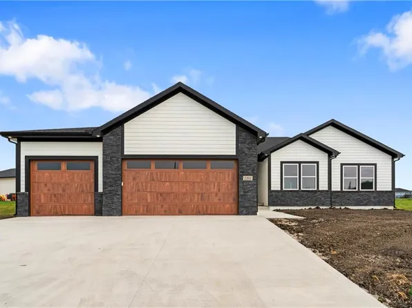 2202 Richmond Dr, Harrisonville, MO 64701