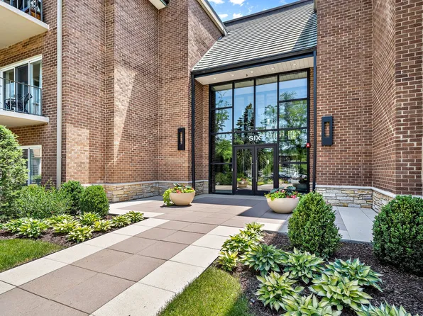 6 Oak Brook Club Dr APT J207, Oak Brook, IL 60523