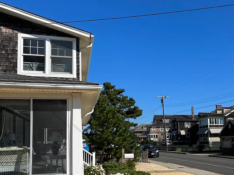 724 East Ave — Photo 2