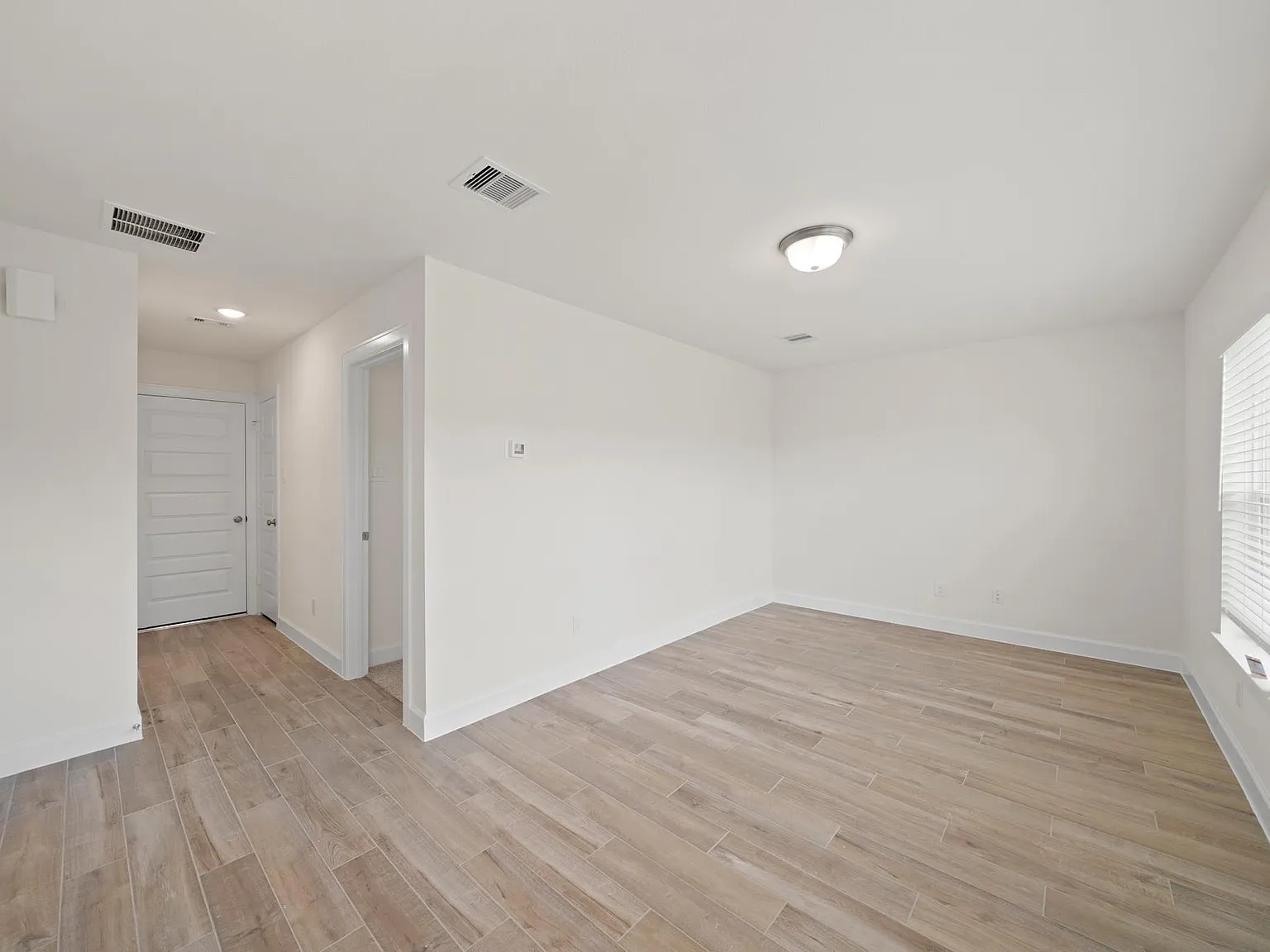 3 bed, 3.5 bath, 2299 sqft, $2,750 — Photo 3
