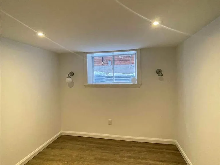 24 Strathgowan Ave #LOWER — Photo 7