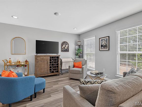 2nd image of 405 Sunset Hollow Dr