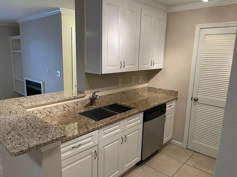 526 Granville Ct #526 — Photo 3