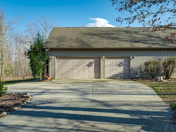 3rd image of 2424 White Horse Dr