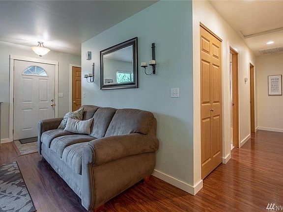 3rd image of 627 E Alder Dr