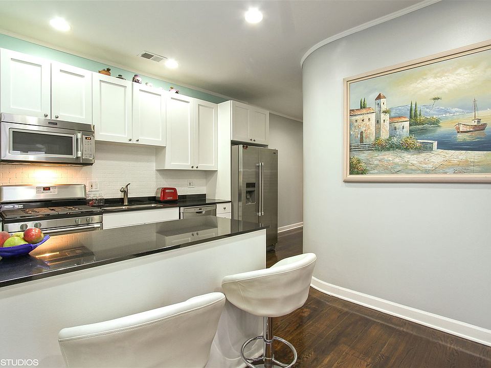 02_870NMILWAUKEE_Unit404_5_Kitchen_HiRes