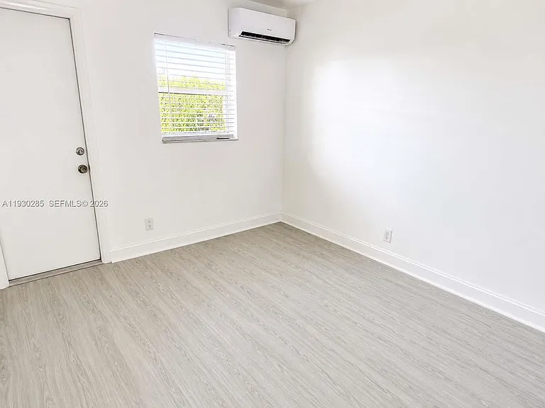749 SE 15th St #10 — Photo 3