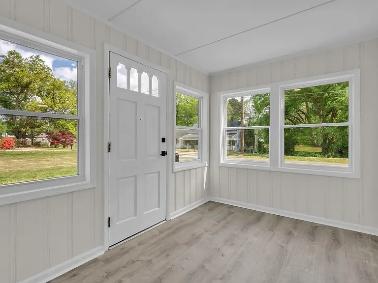 Side-entrance. Nook/reading room/office/flex space