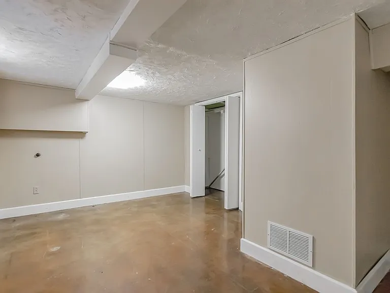 220 W Madison St — Photo 11