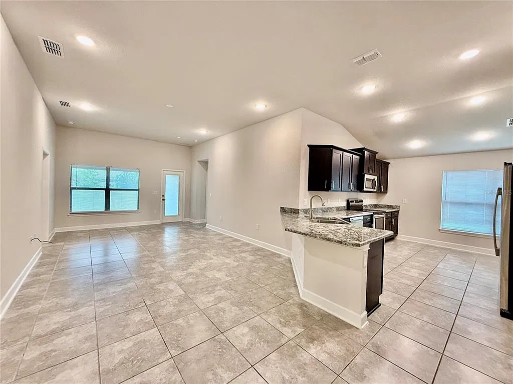 4 bed, 2.0 bath, 1807 sqft, $2,400 — Photo 3