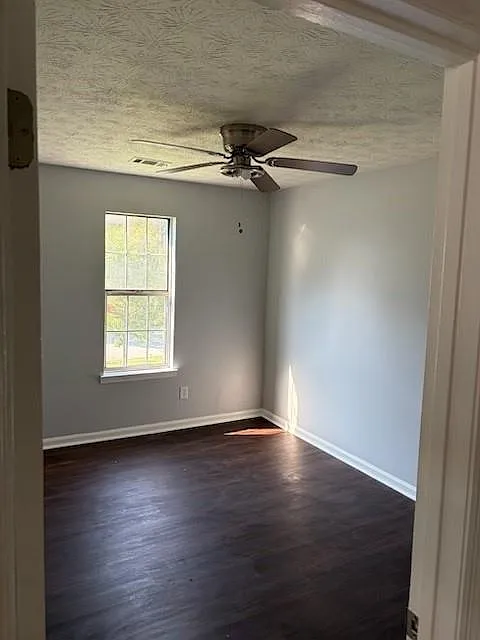 3 bed, 2.0 bath, 1024 sqft, $1,600 — Photo 3