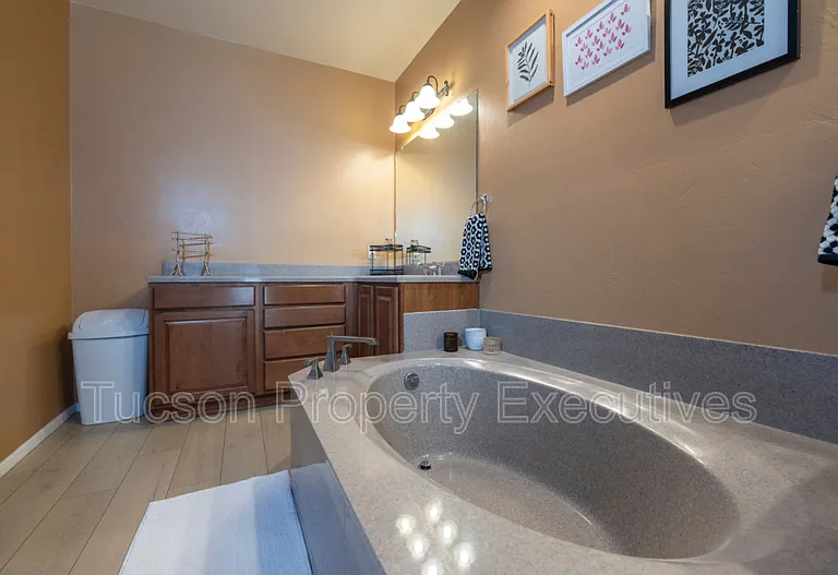 123 E Castlefield Cir — Photo 4