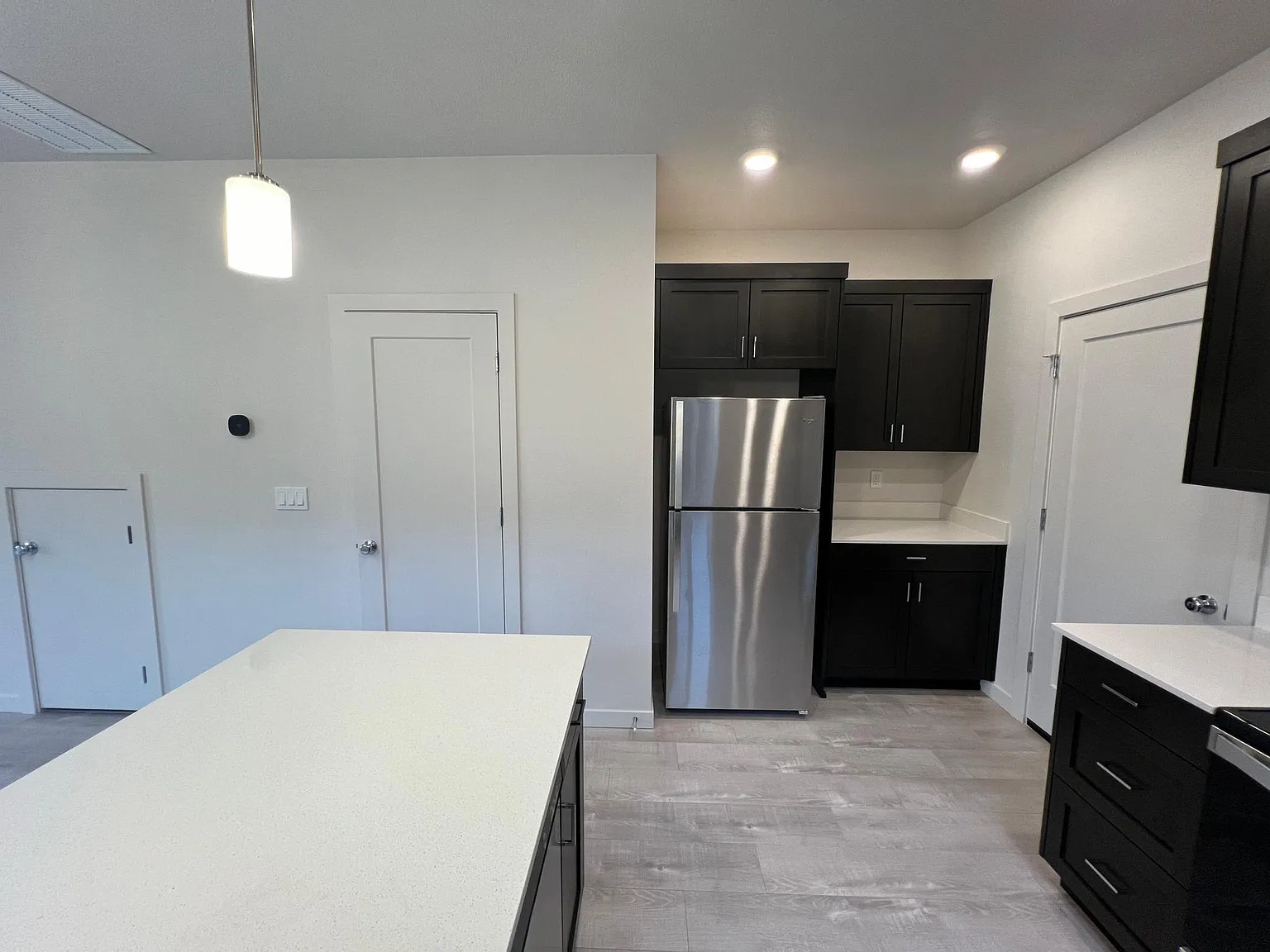 3 bed, 2.5 bath, 1288 sqft, $2,100 — Photo 3