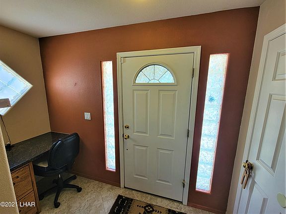 3rd image of 2715 Holiday Dr