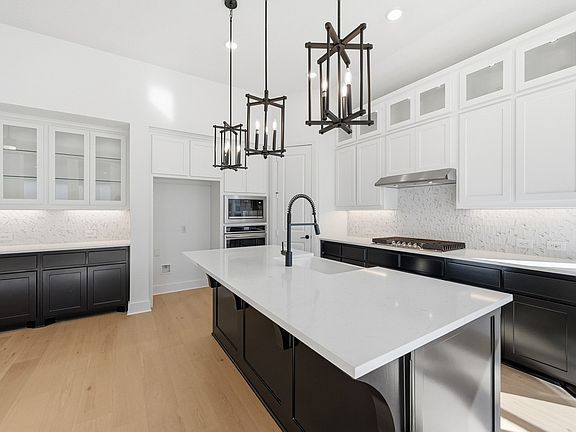 2nd image of 572 Moonrise St