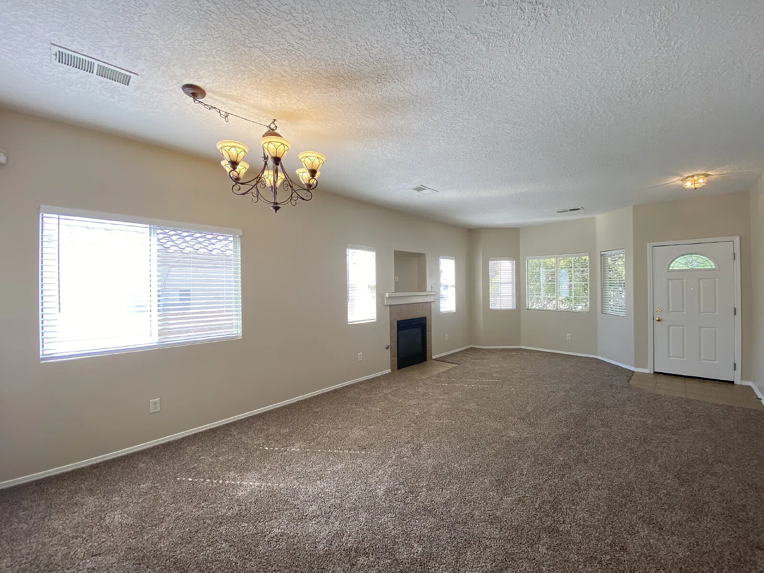 3 bed, 2.0 bath, 1675 sqft, $1,895 — Photo 3