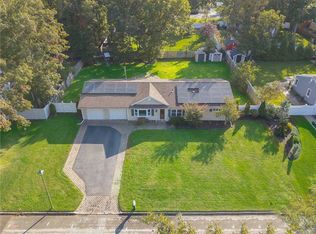 21 Fenwick Ave, Farmingville, NY 11738