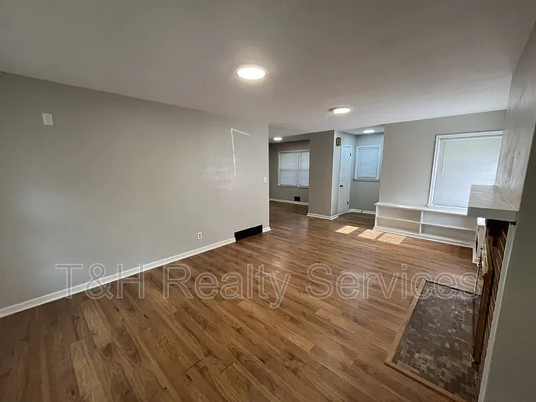 2700 W 11th St — Photo 11