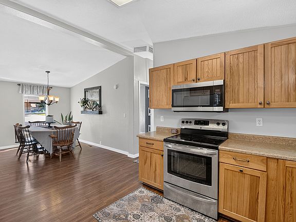 3rd image of 992 S West Redview Dr