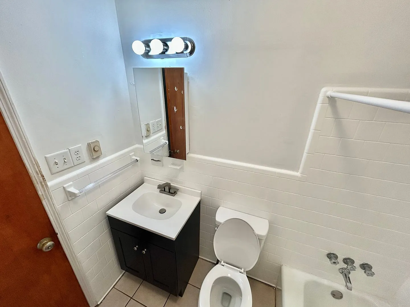 3 bed, 888 sqft, $1,300 — Photo 3